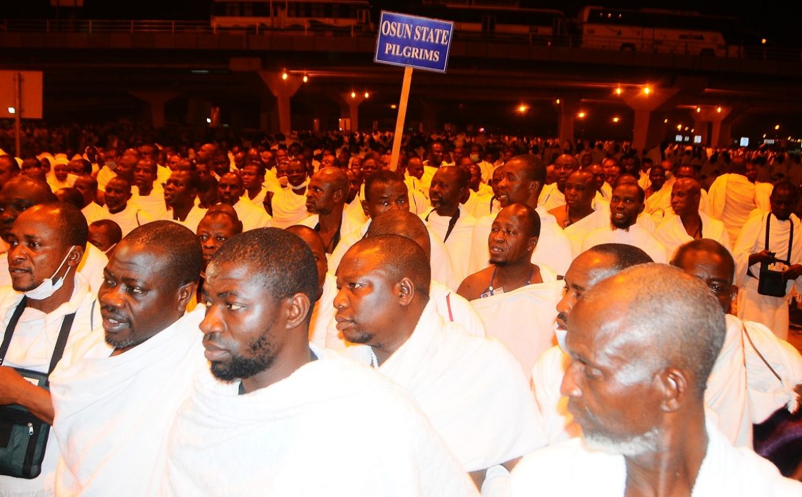 589 Osun pilgrims  In Makkah 1A