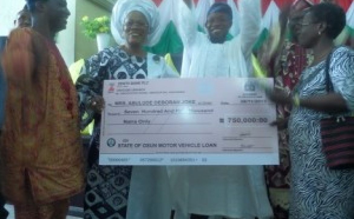 WELFARE: Osun Workers Jubilate As Aregbesola Announces 100% Christmas Bonus