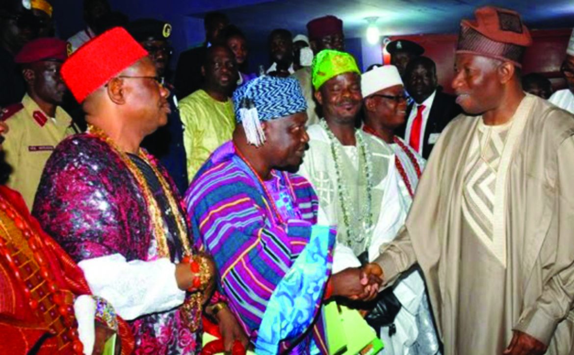 PIC.-17.-PRESIDENT-JONATHAN-VISITS-OONI-OF-IFE-IN-ILE-IFE