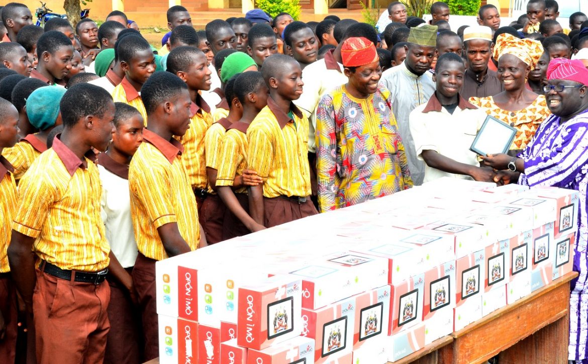 Osun Distributes Tablets Knowledge 1