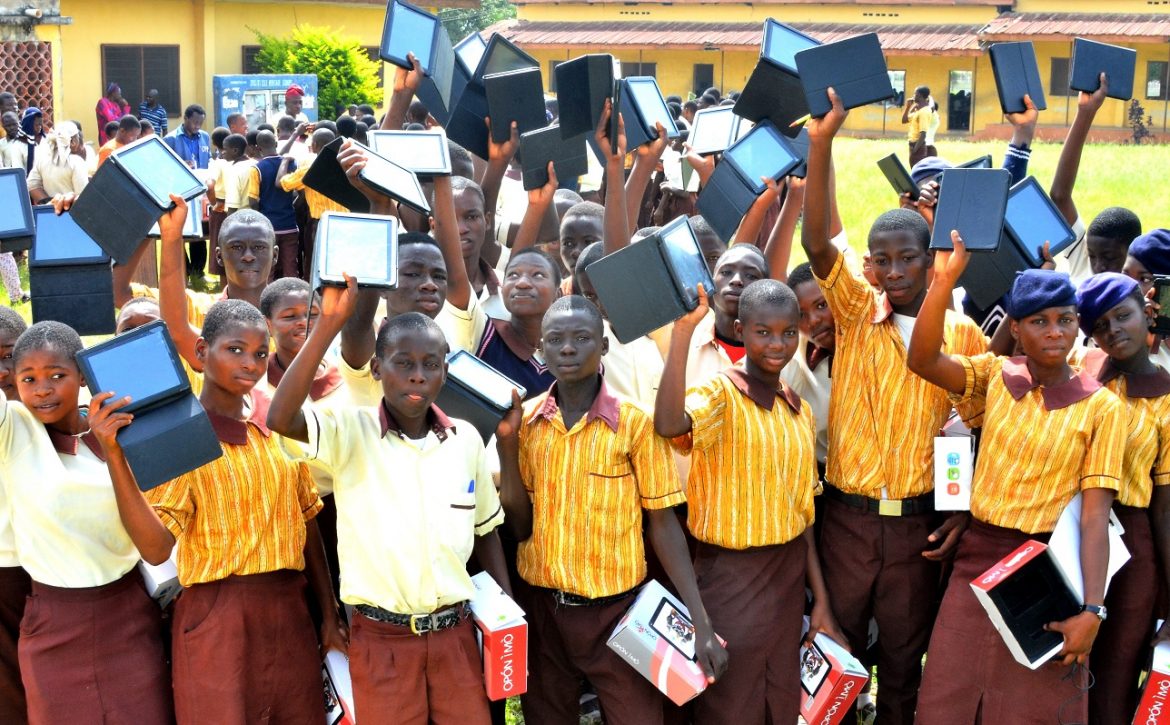 Osun Distributes Tablets Knowledge 3b